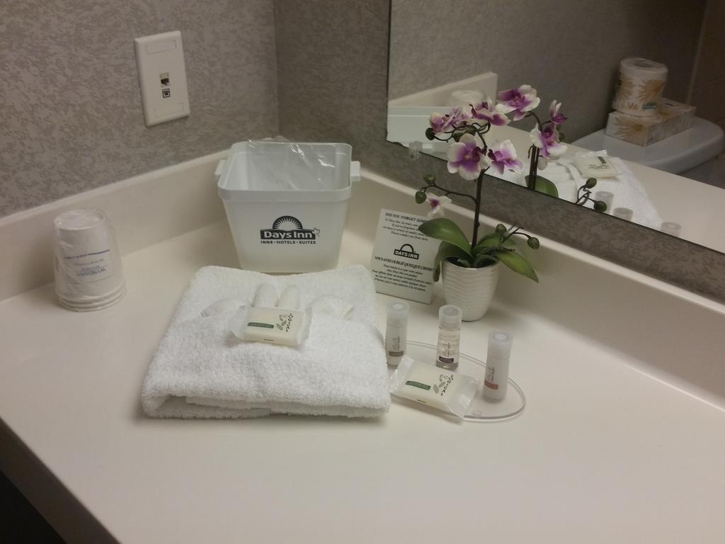 Days Inn By Wyndham Ottawa Airport Ngoại thất bức ảnh